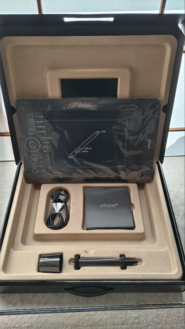 Wacom Intuos Pro PTH-651/K0 ミディアム