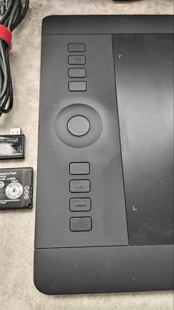 Wacom Intuos Pro PTH-651/K0 ミディアム